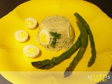 riso con uova di quaglia e asparagi