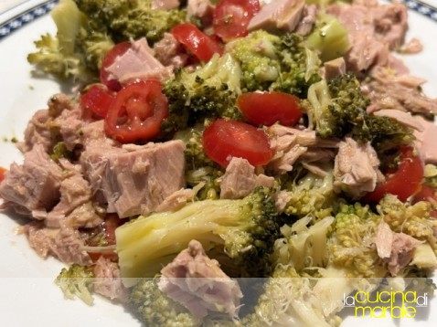 broccoli con pomodorini e tonno broccoli con pomodorini e tonno