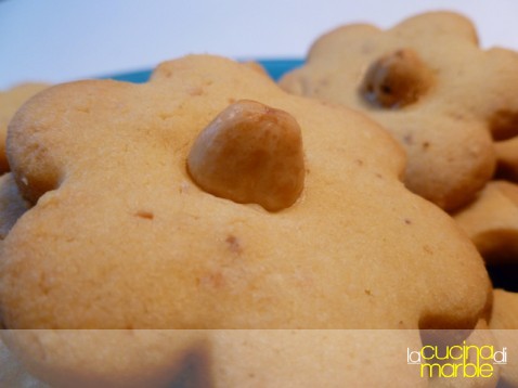 come attaccare la frutta secca ai frollini