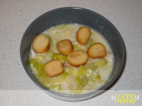 knoblauchsuppe - minestra all'aglio