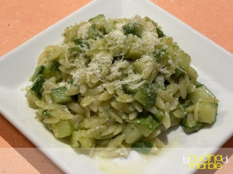 risoni con zucchine e pesto