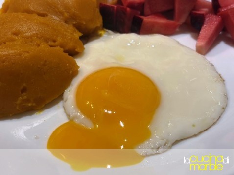 uovo al tegamino con zucca e mela