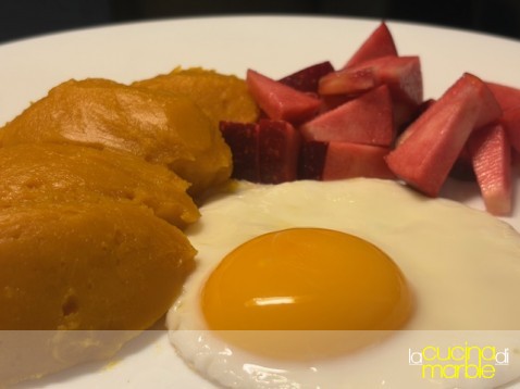 uovo al tegamino con zucca e mela