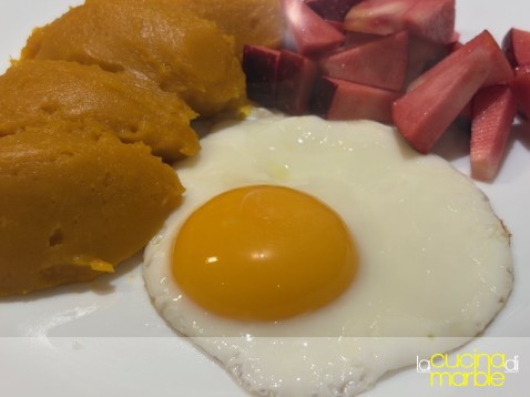 uovo al tegamino con zucca e mela